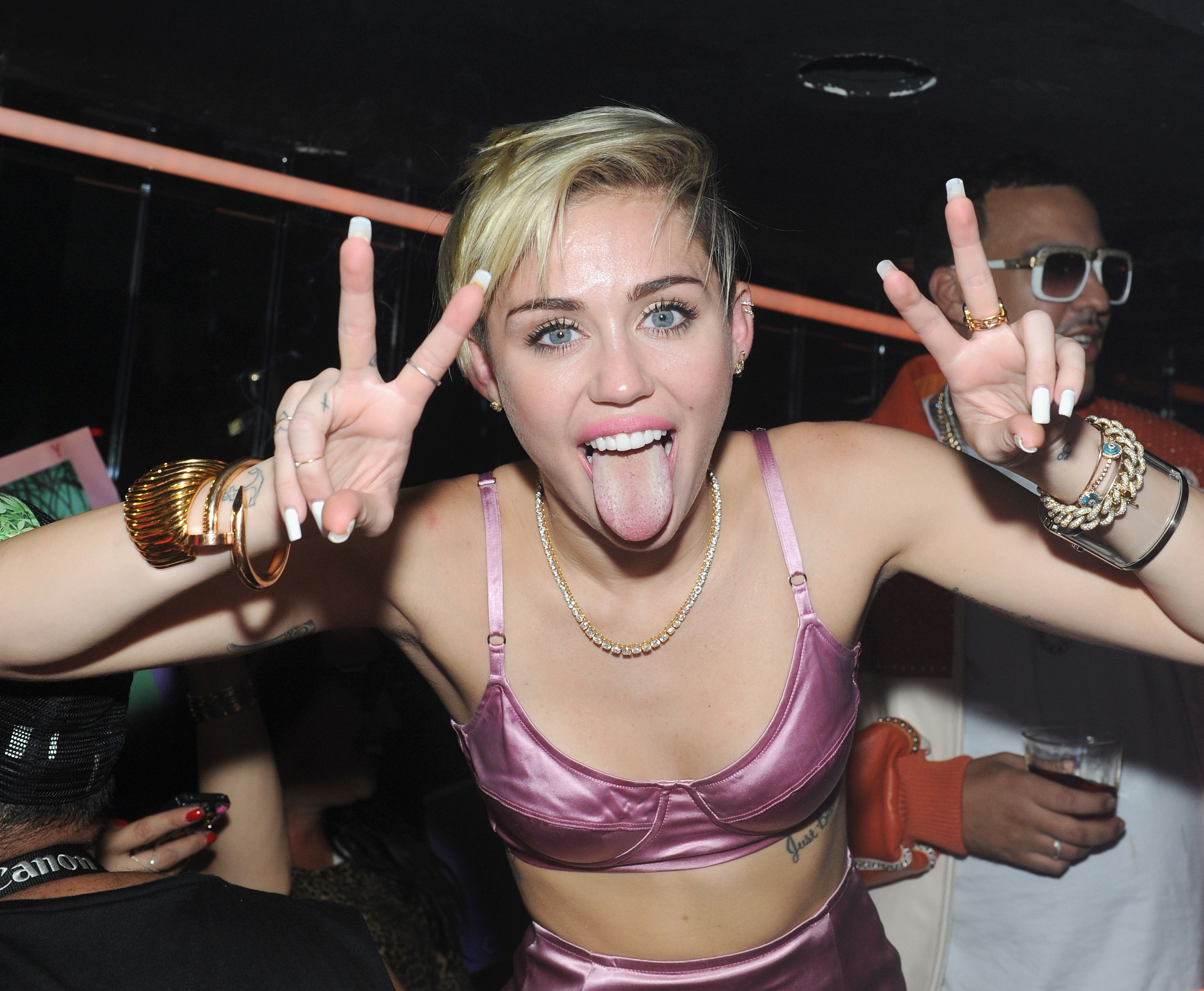 Miley Cyrus S Mom Begs Her To Go To Rehab And Seeks Help From Her Ex Boyfriends Life Style