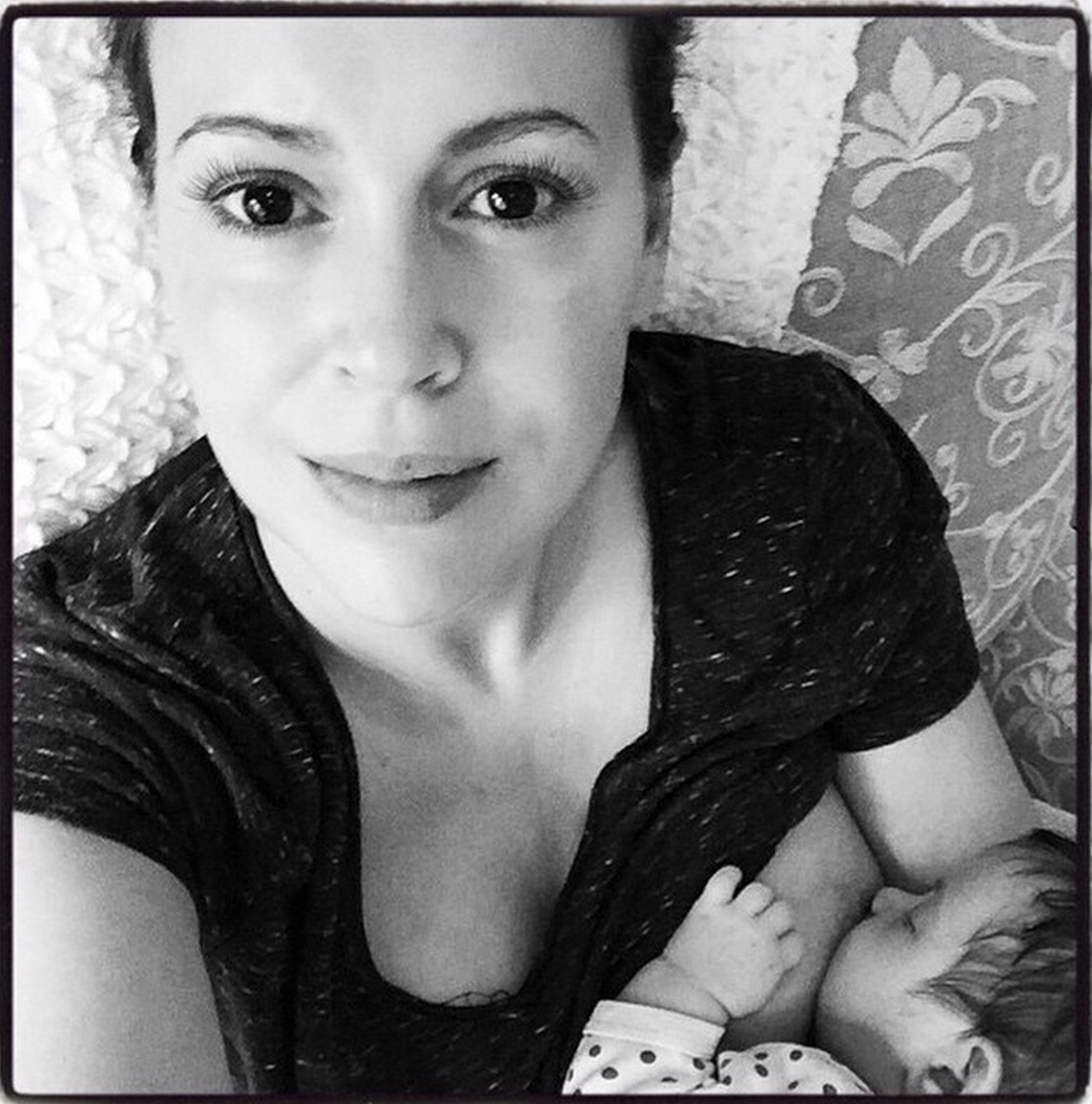 Alyssa Milano Tits - Alyssa Milano Celebrates Daughter's 1st Birthday With Intimate  Breastfeeding Pic - Life & Style