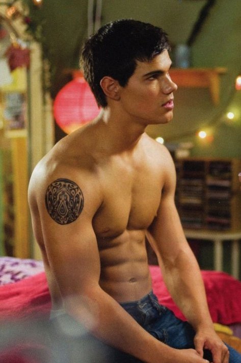 Jacob Blacks Sexiest Shirtless Moments In The Twilight Movies Life