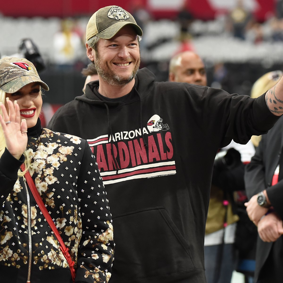 Blake Shelton & Gwen Stefani Were The Cutest At A Football Game So Take  That, Haters — PHOTOS