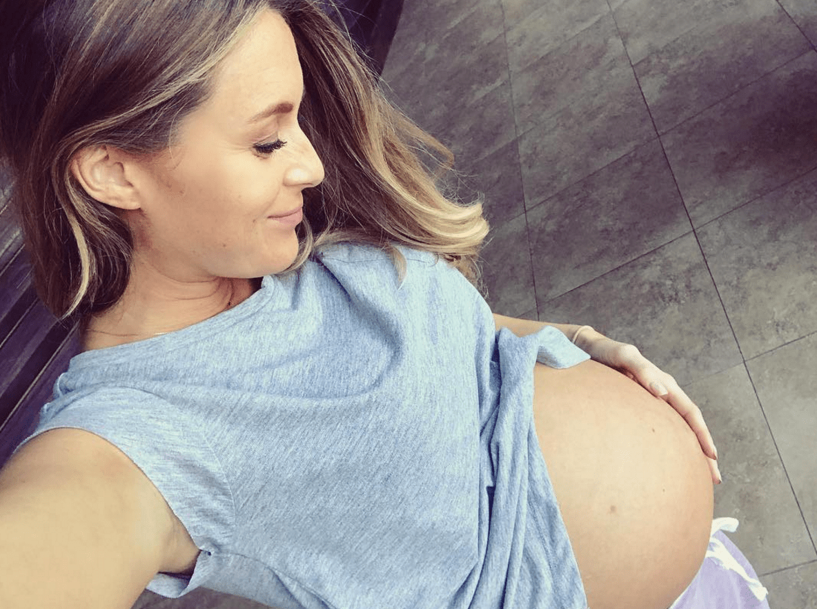 1184px x 882px - Pregnant Alexa PenaVega Shows Off Her Baby Bump at 38 Weeks! - Life & Style