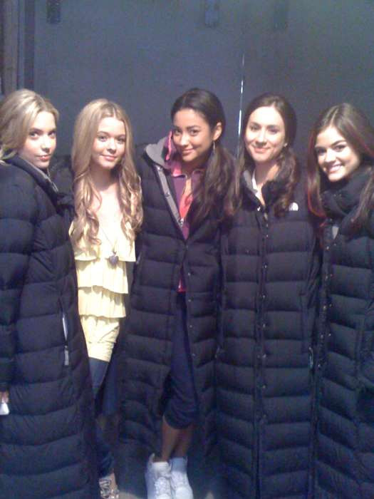 20 Behind-The-Scenes Photos That Completely Change Pretty Little Liars