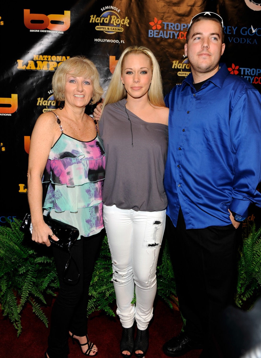 Kendra Wilkinson and Her Mom Get Their Own Reality Show!