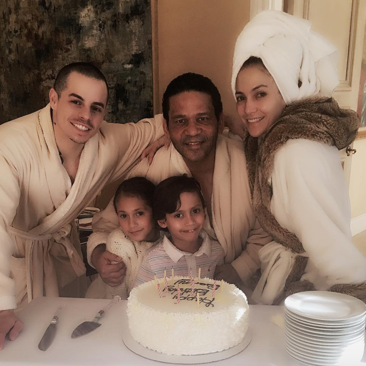 Jennifer Lopez Went Makeup-Free on Christmas With Her Family – StyleCaster