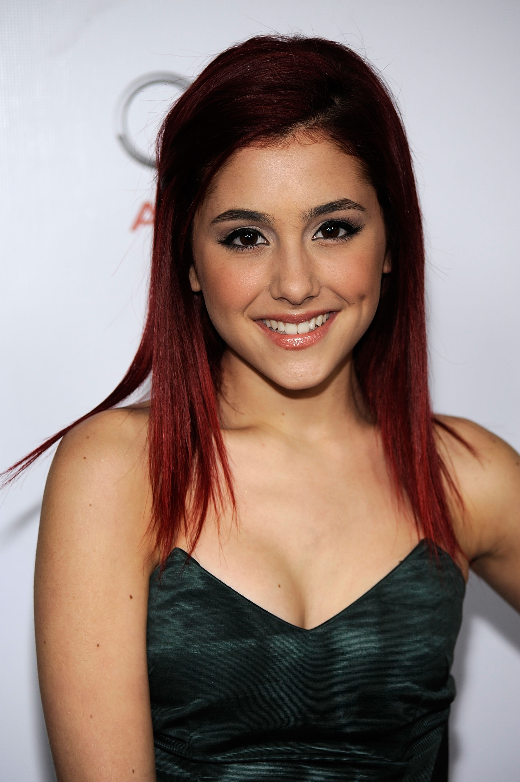 Ariana Grande Looks Gorgeous With Natural Curly Hair