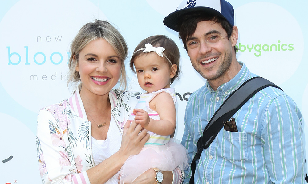 Ali Fedotowsky-Manno Had an Adorable Family Photo Shoot to Reveal the Sex  of Baby #2