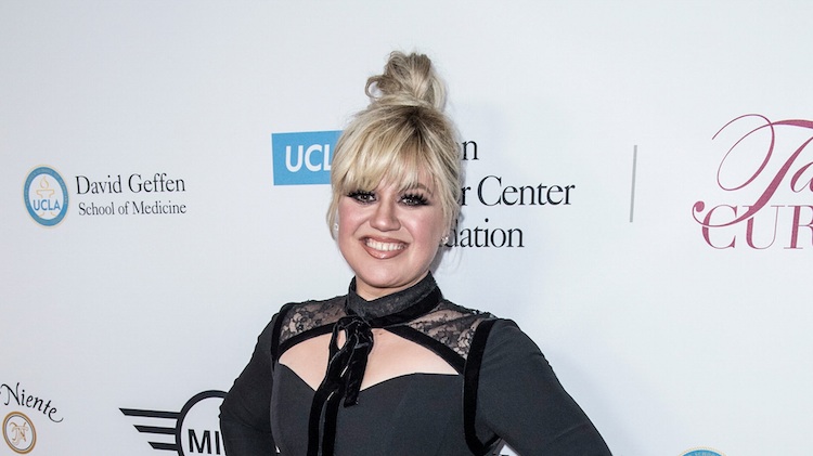 The Voice Star Kelly Clarkson Flaunts Bangs And New Blonde Hair Color