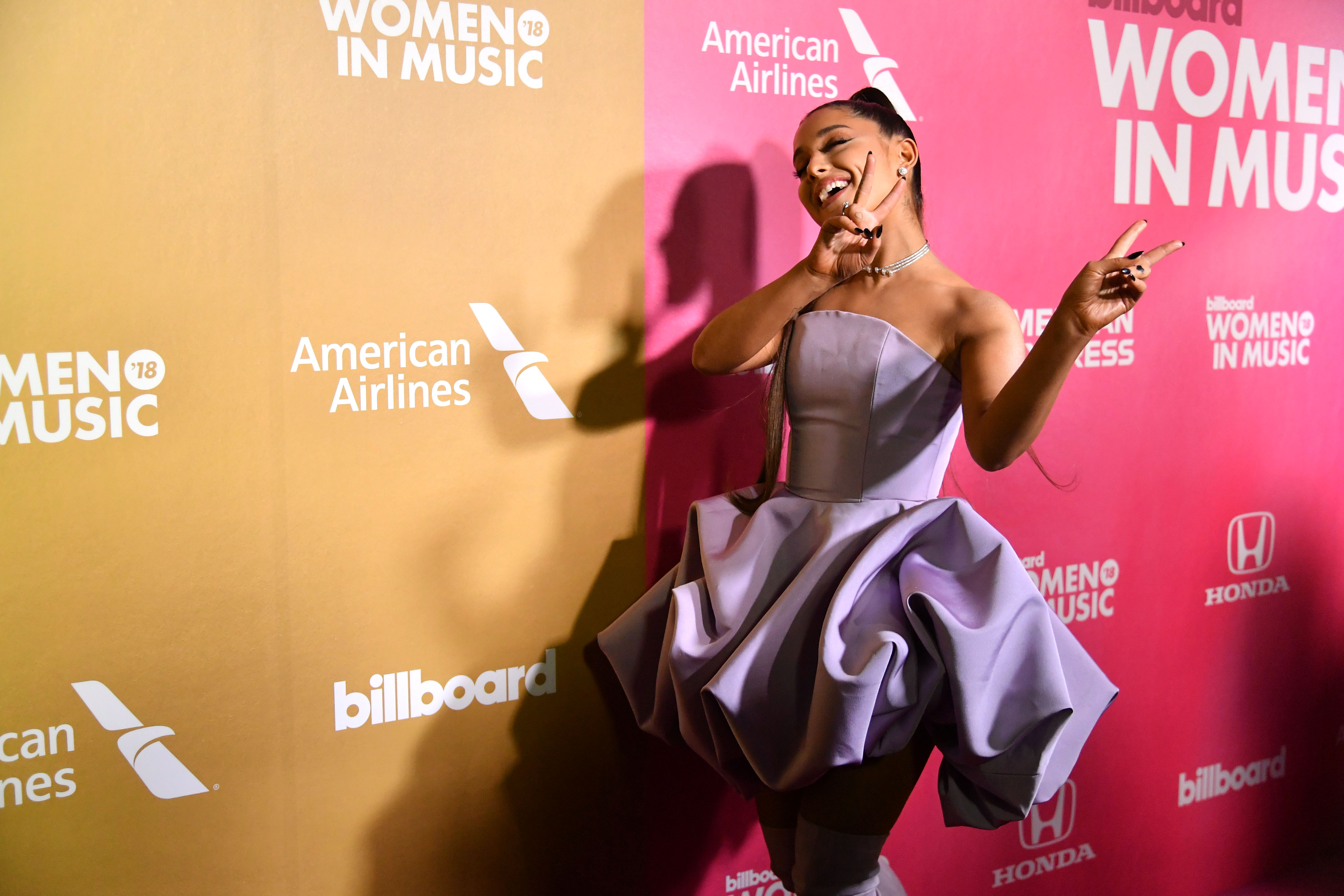 Ariana Grande Thanks Family at VMAs – Billboard