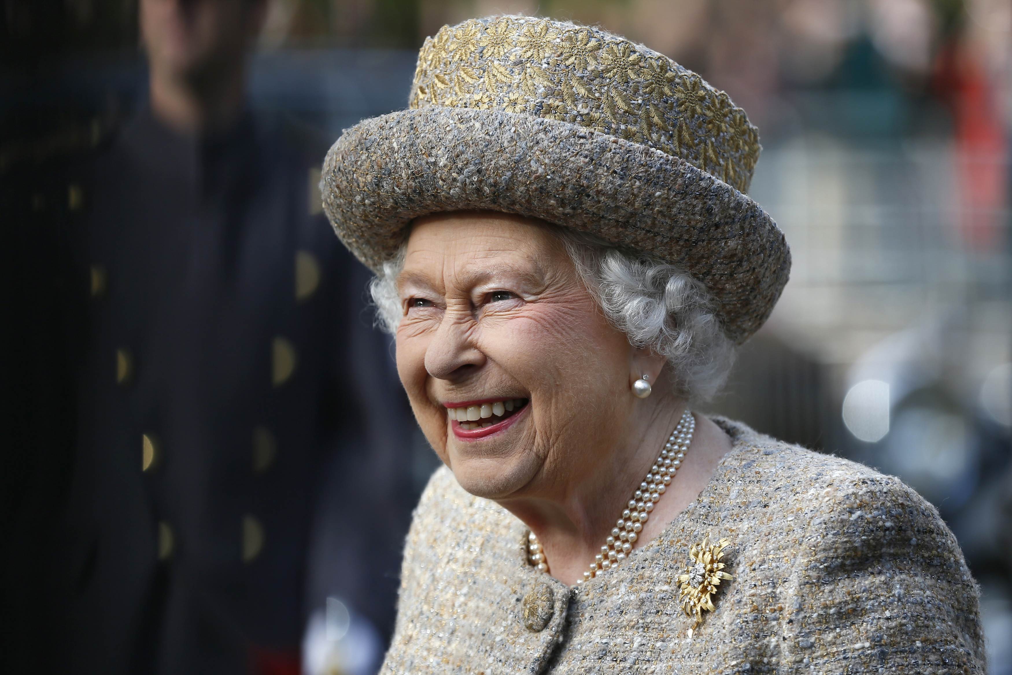 what-does-queen-elizabeth-carry-in-her-purse-find-out