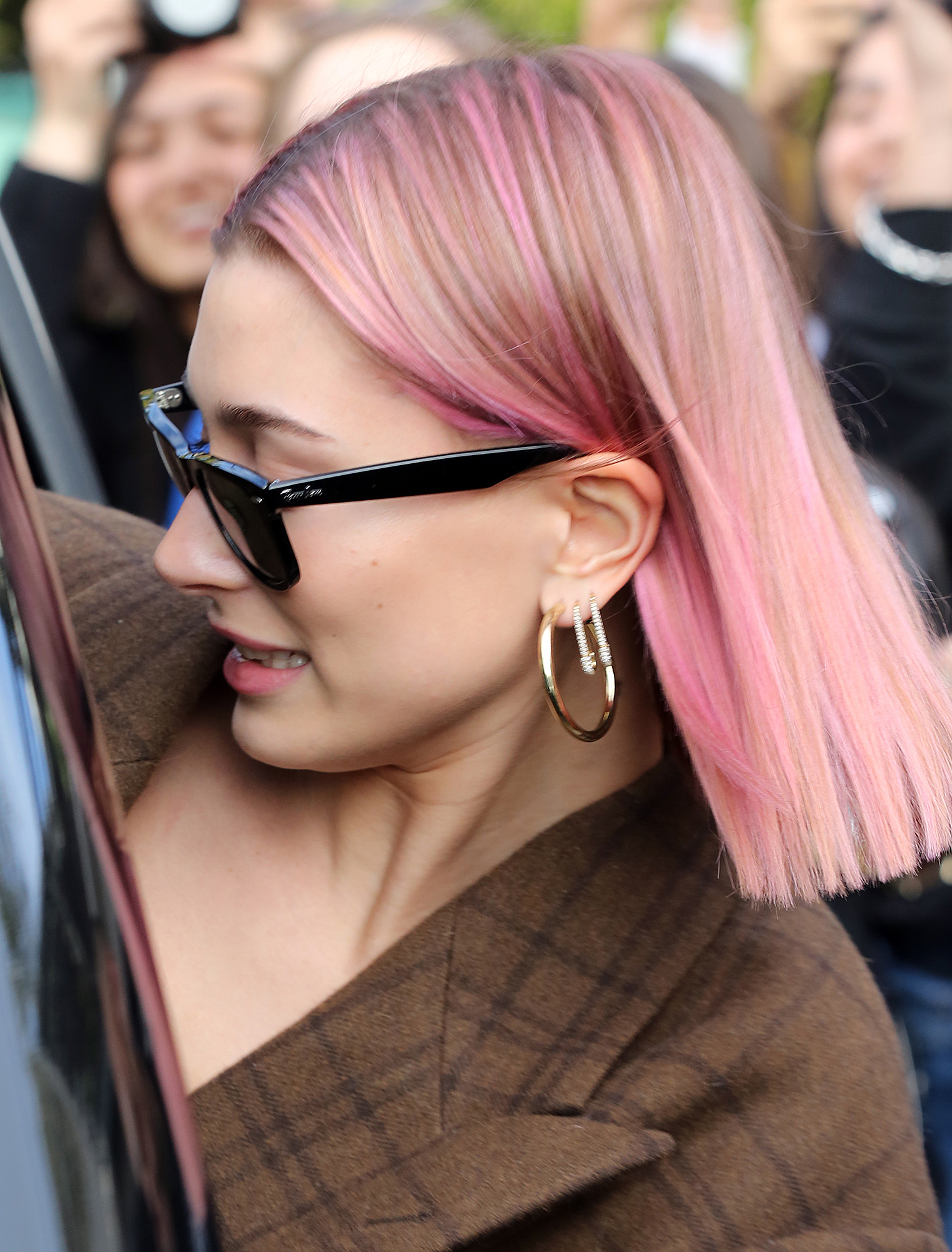 Hailey Baldwin S Pink Hair Is So Cool See Her New Dye Job Life And Style