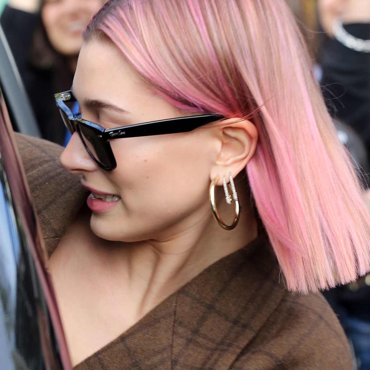 Hailey Baldwins Pink Hair Is So Cool See Her New Dye Job