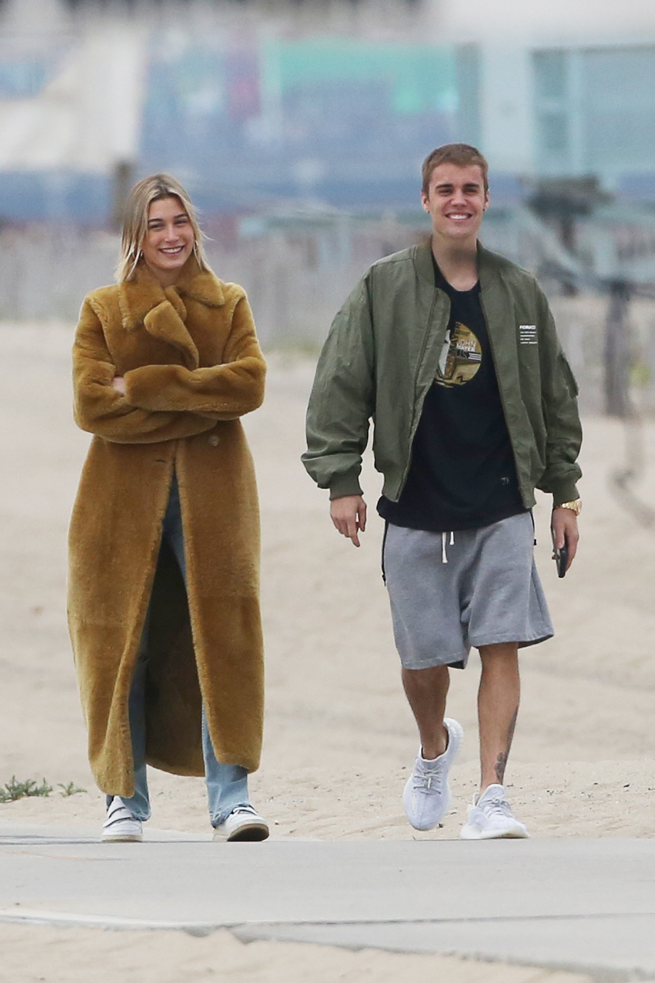 Justin Bieber Nude On The Beach - Justin Bieber And Hailey Baldwin Enjoy A Romantic Stroll On The Beach