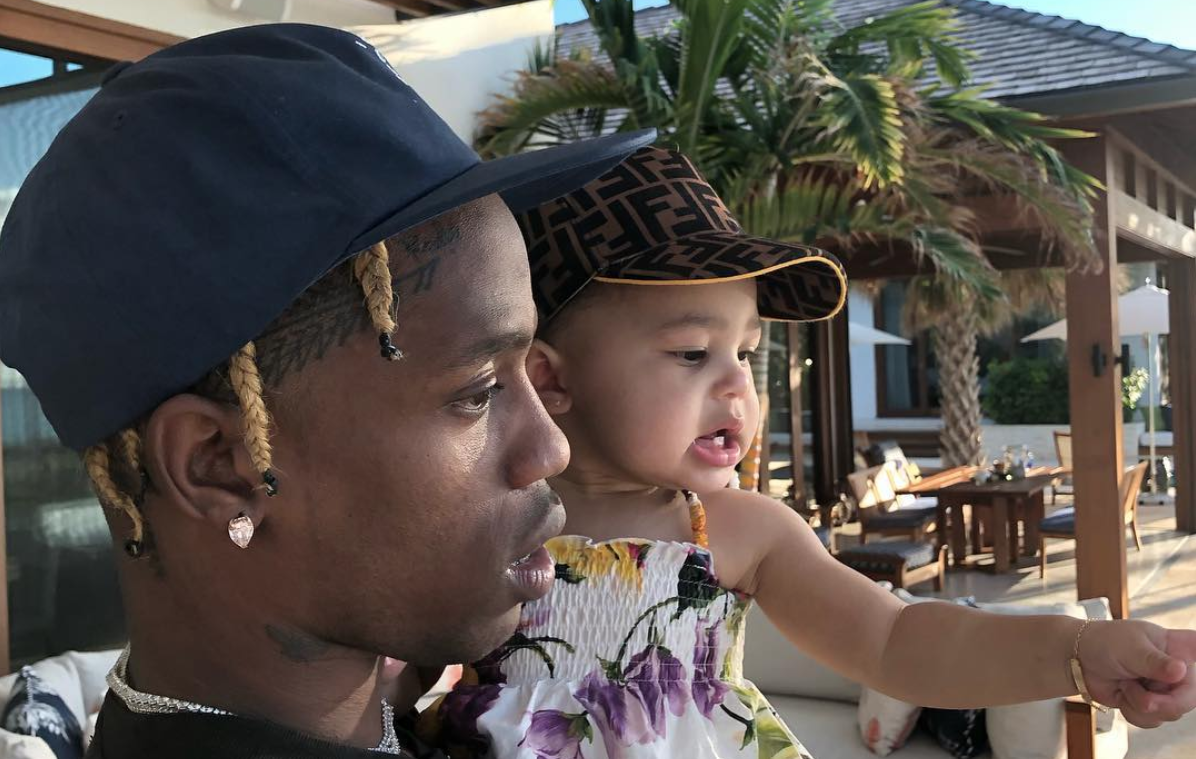 Travis Scott RUNS through a red light AND a stop sign while on the way to  pick up daughter Stormi