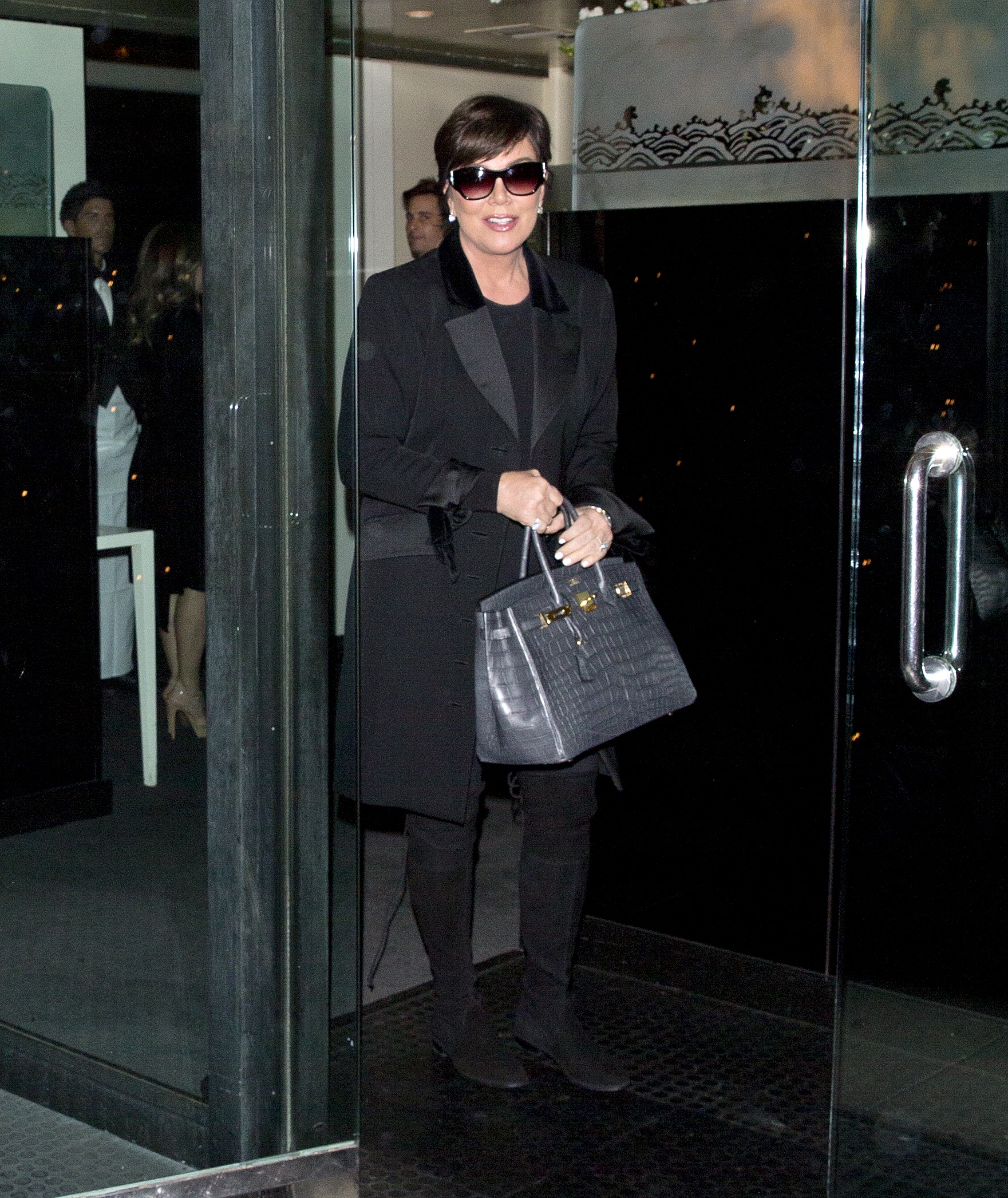 Kris Jenner Shows Off Curves In Chic Black Outfit See The Pics