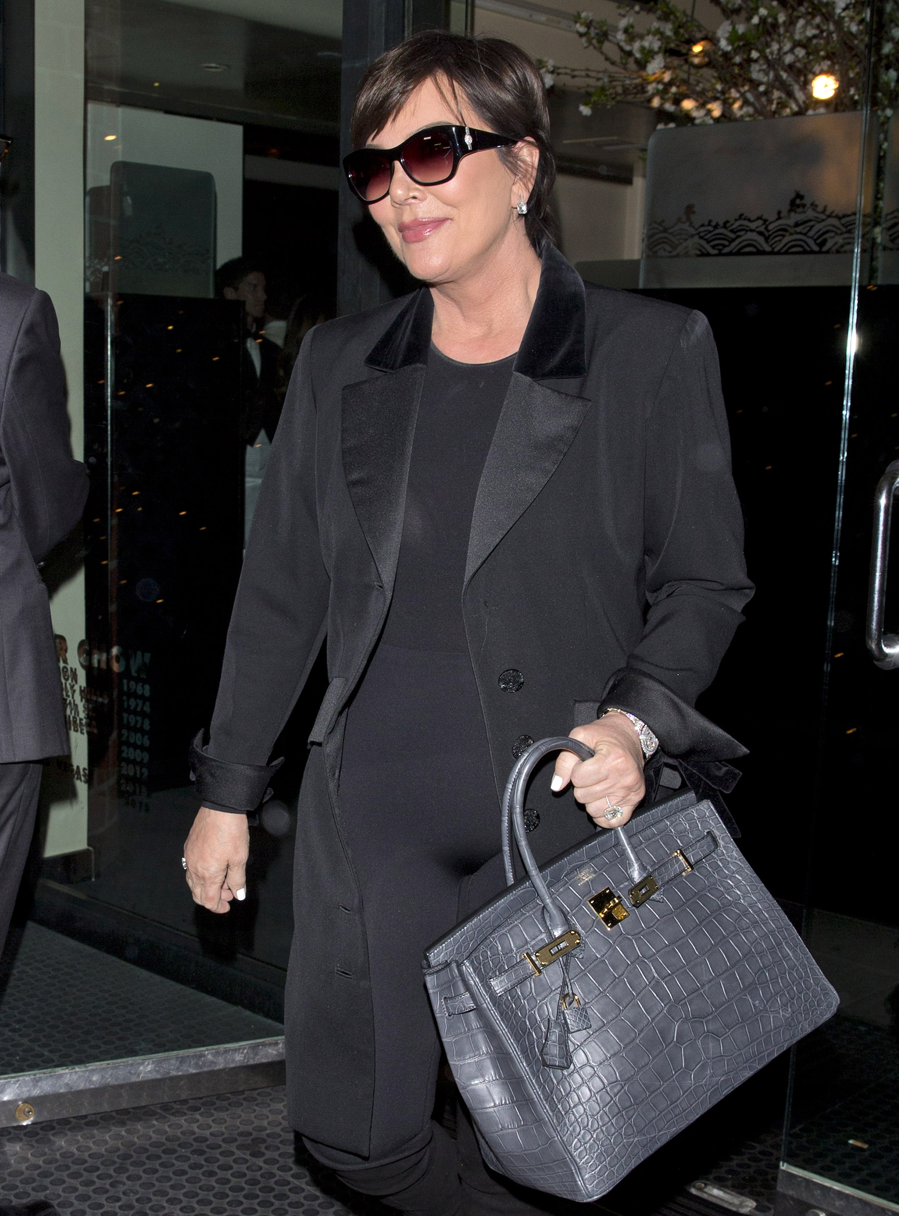 Kris Jenner Shows Off Curves In Chic Black Outfit See The Pics 