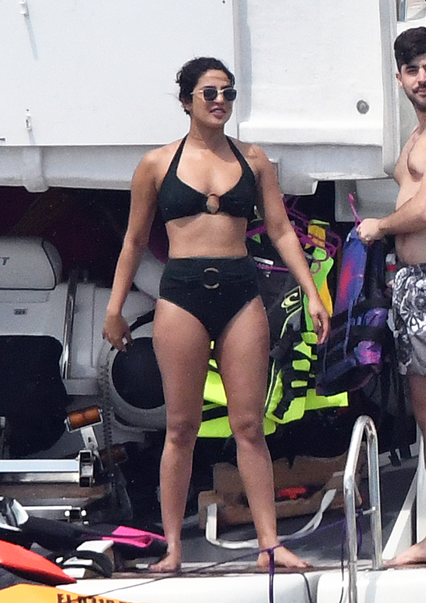 800px x 1132px - Priyanka Chopra Jet Skis in Black Bikini on Vacation With Nick Jonas