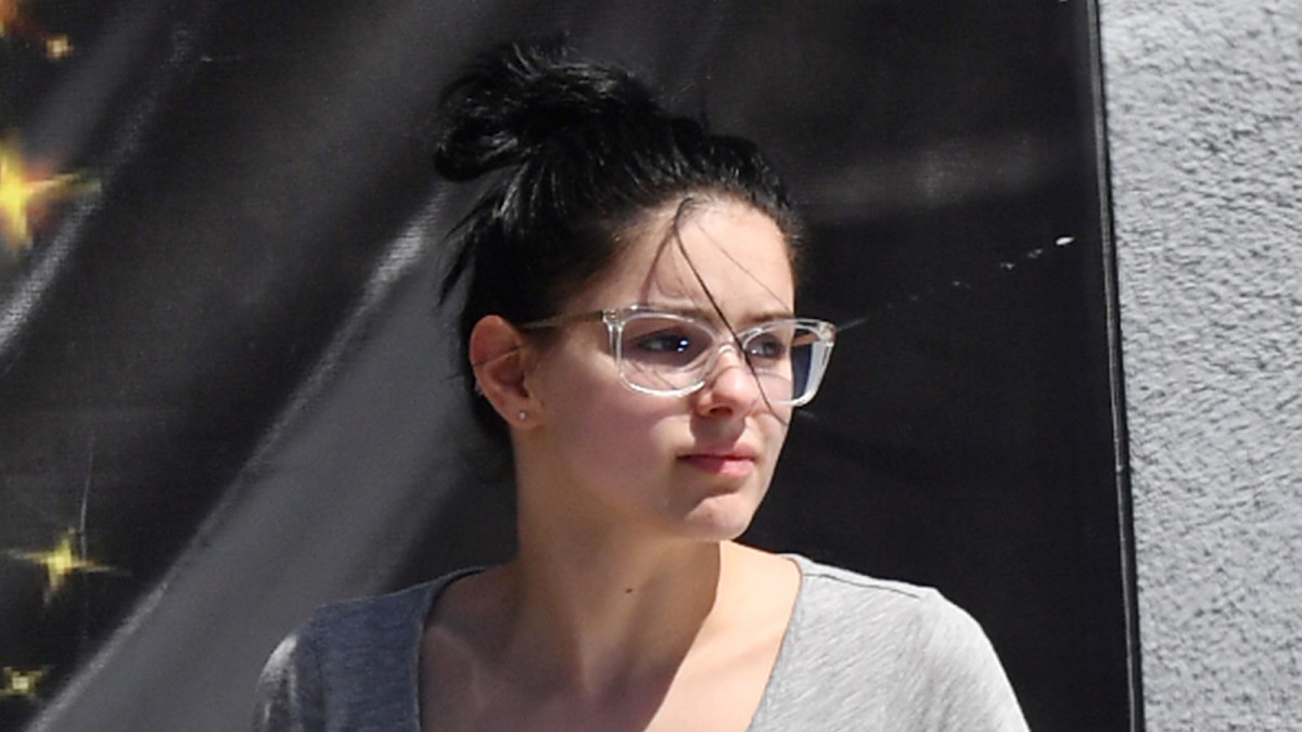 Ariel Winter Without Makeup: Actress Runs Errands in L.A. Barefaced