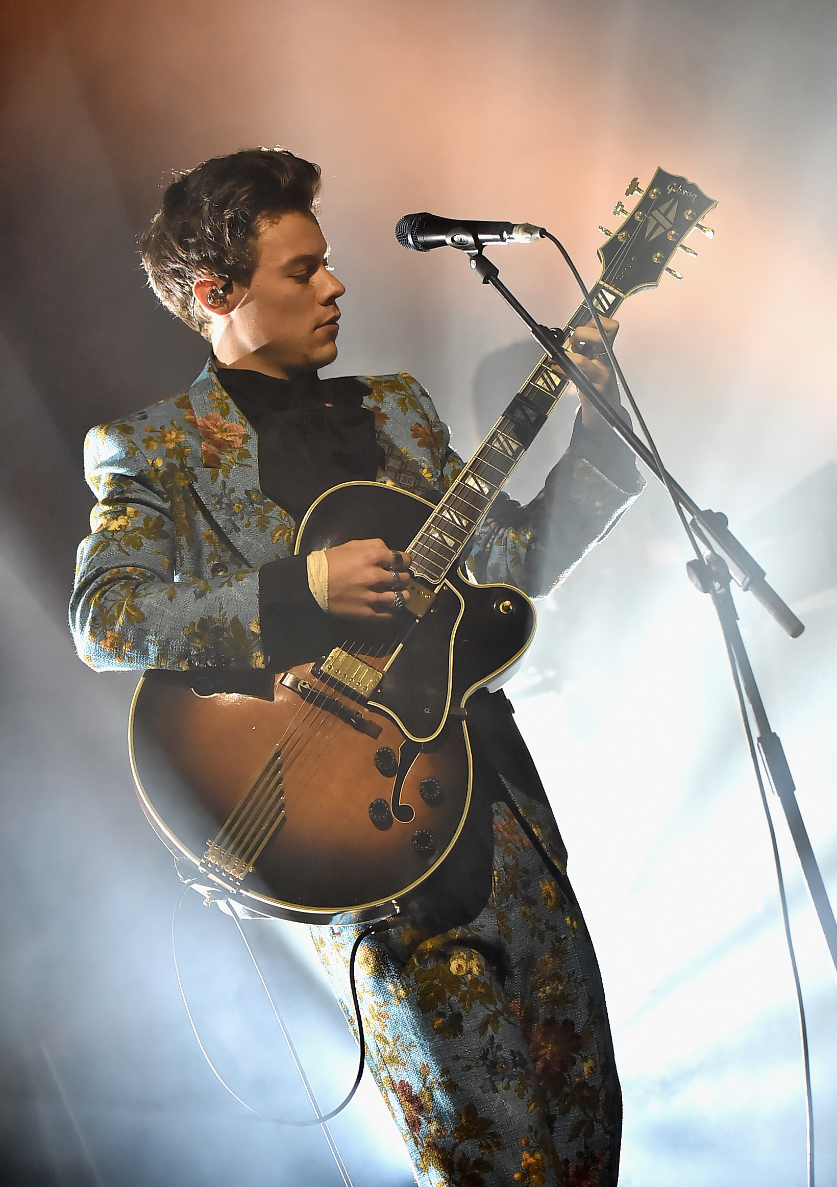 30 Harry Styles Outfits with His Coolest Looks - Outfit Styles