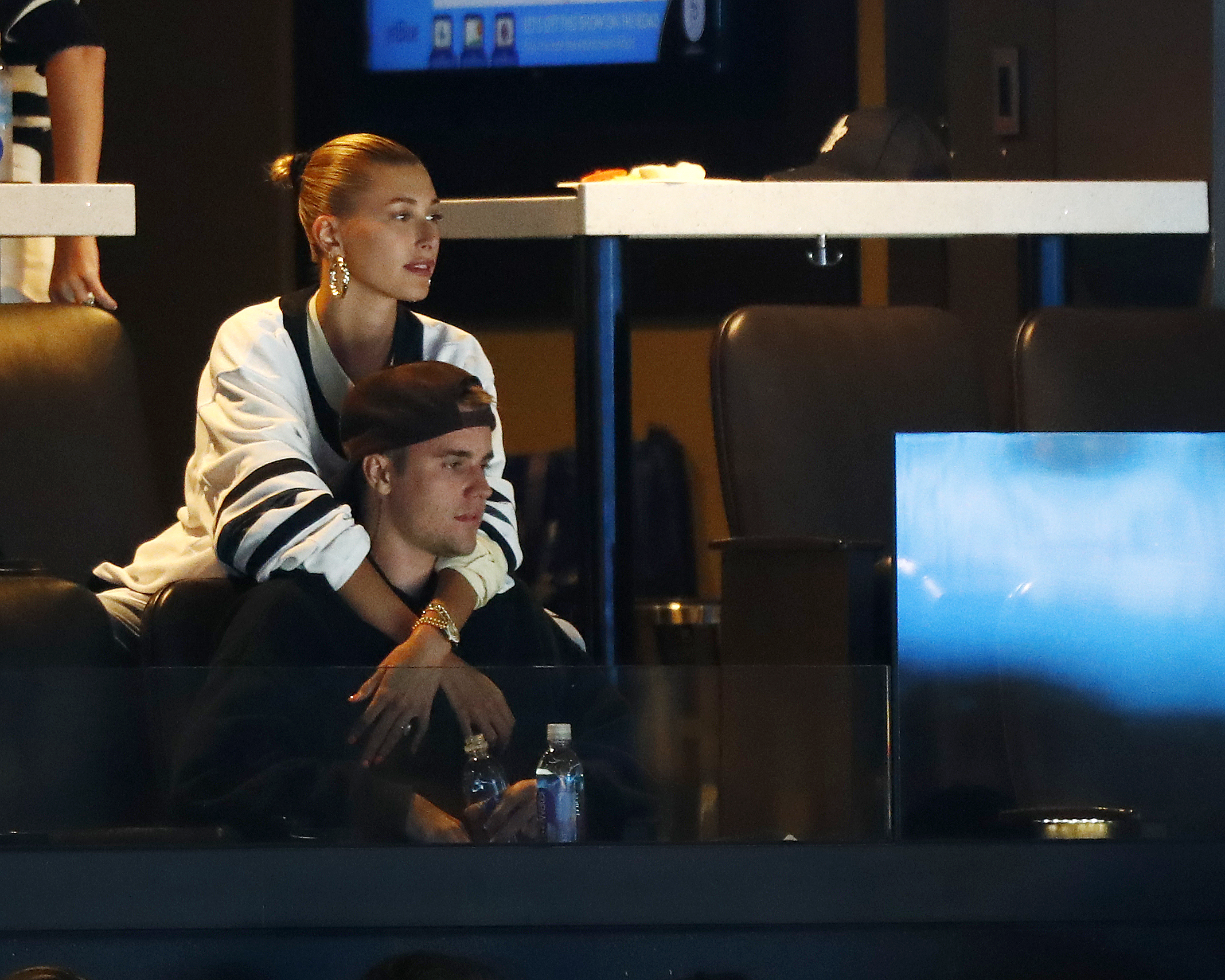 hailey baldwin accompanies justin bieber to a hockey game practice in los  angeles-020719_2