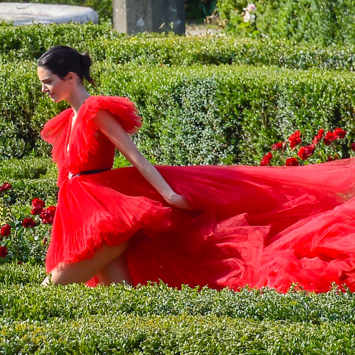 Kendall Jenner and Chris Lee Just Gave Giambattista Valli's H&M Collection  Its Red Carpet Debut