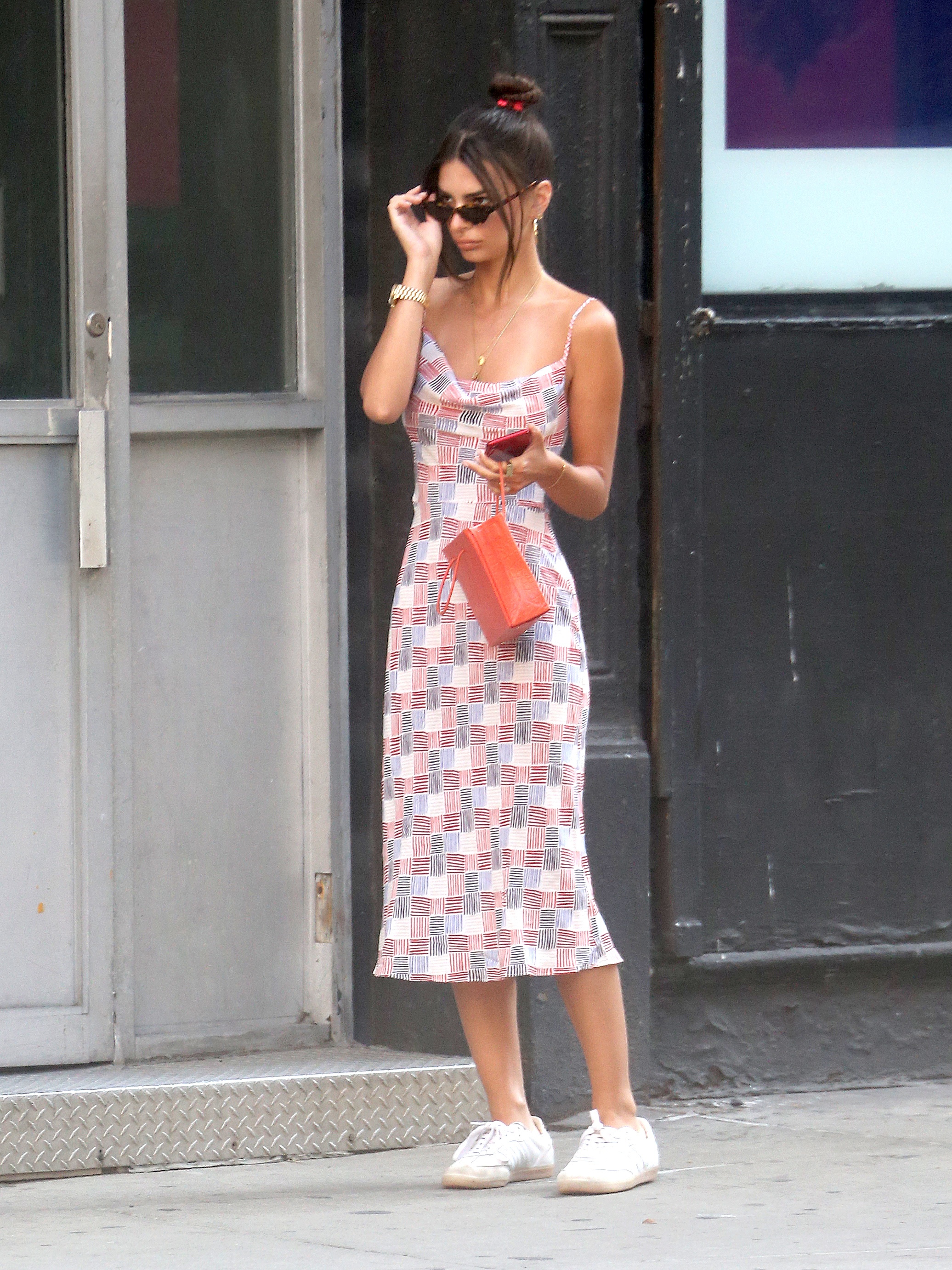 12 Réalisation Par Dresses Emily Ratajkowski Loves — The Outlet