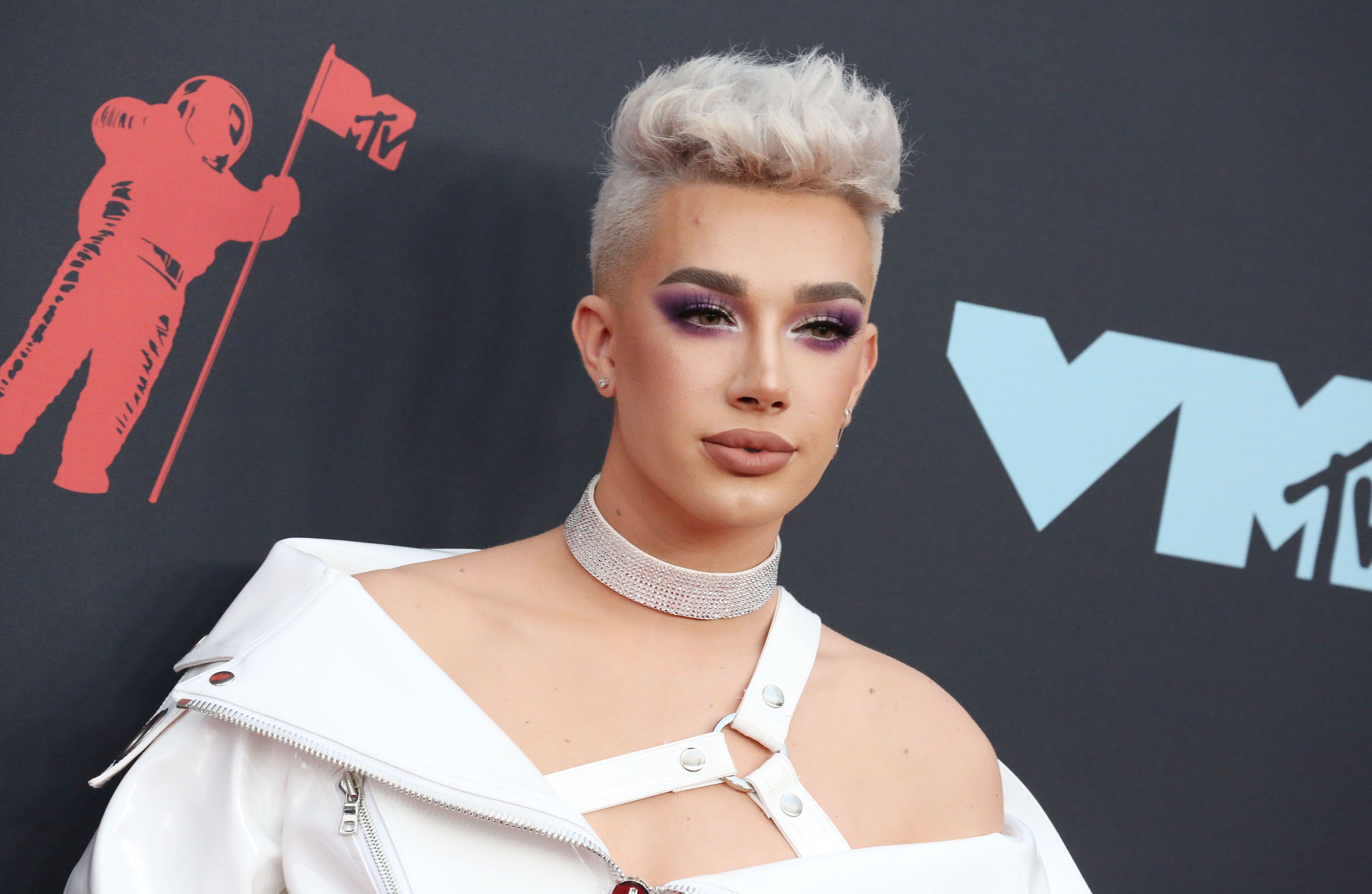 James Charles Denies Rumors That Hes Only Friends with Charli DAmelio  For Clout