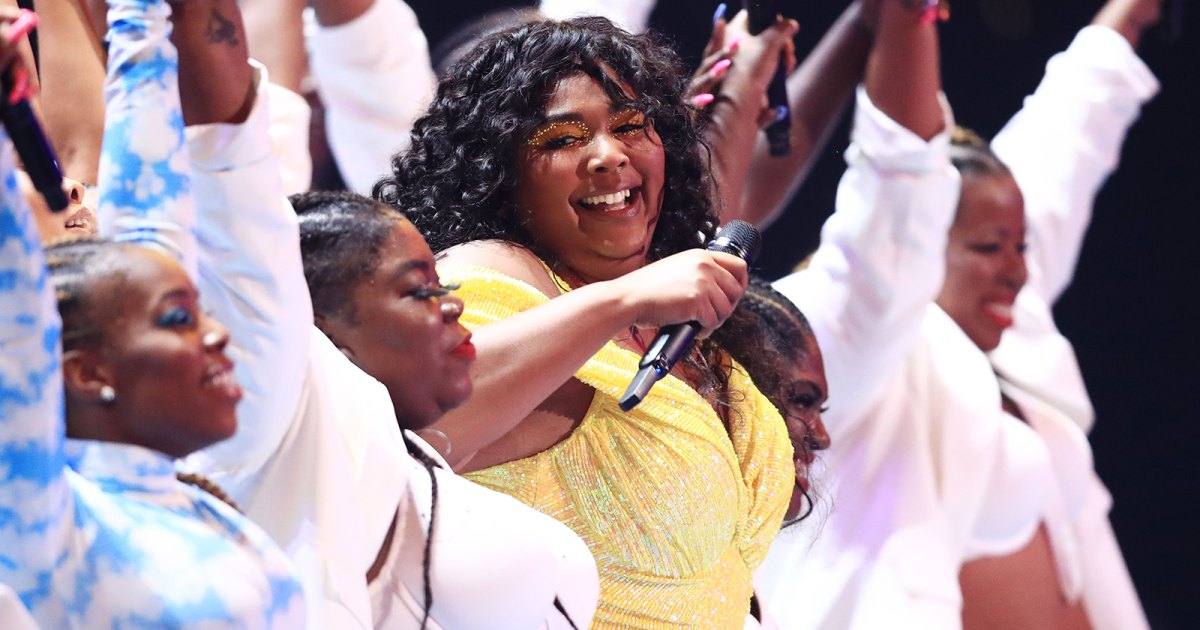 Lizzo performs with massive inflatable bum at MTV VMAs 2019