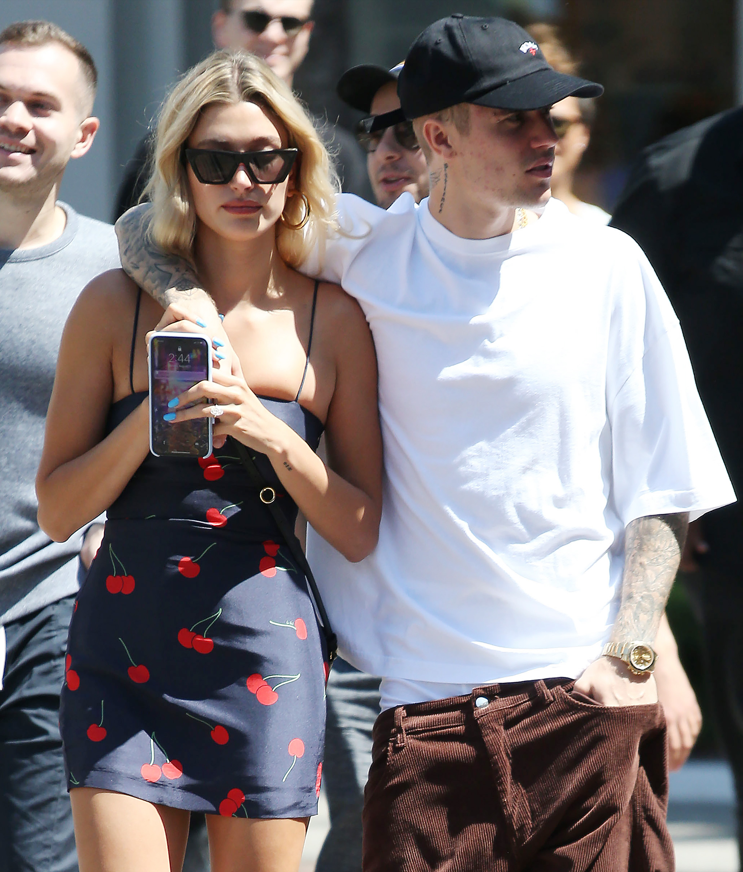 Justin Bieber Shows Off Hailey Baldwin In A No Makeup Photo