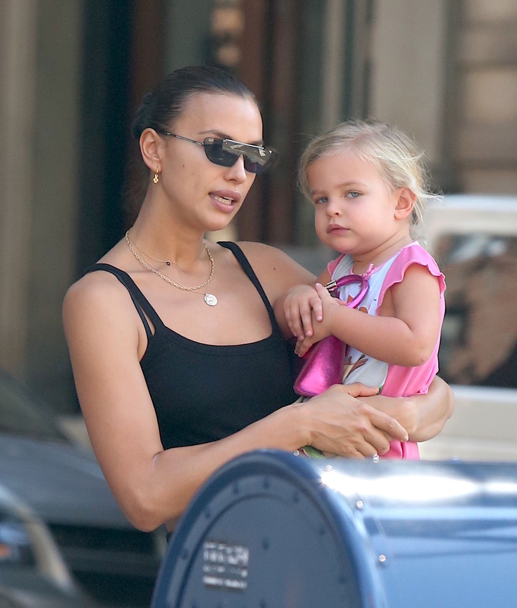 Irina Shayk Flaunts Abs During Sunday Stroll With Daughter Lea In Nyc Life And Style 3875