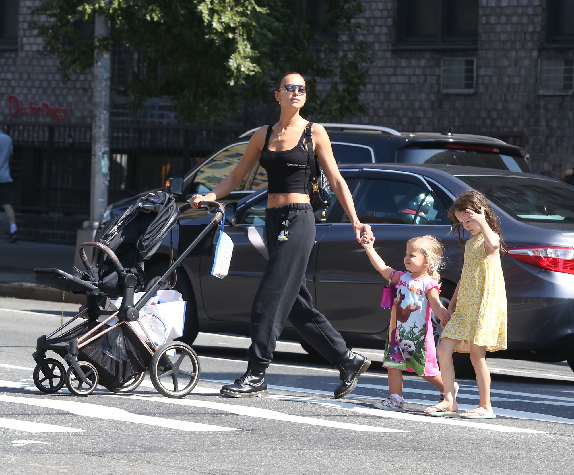 Irina Shayk Flaunts Abs During Sunday Stroll With Daughter Lea In Nyc Life And Style 3960