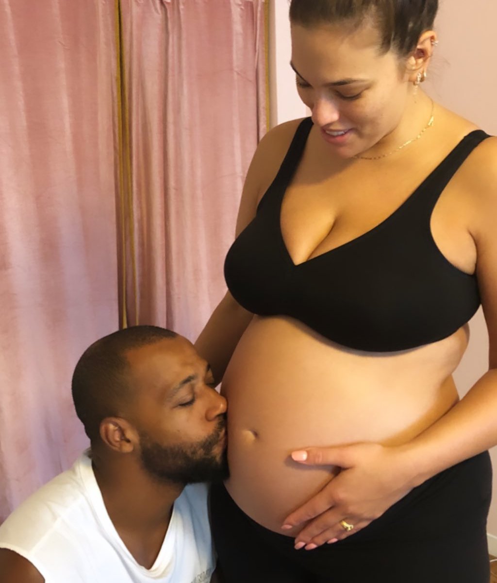 Pregnancy Nude Beach - Ashley Graham Baby Bump Photos: Follow the Model's First Pregnancy