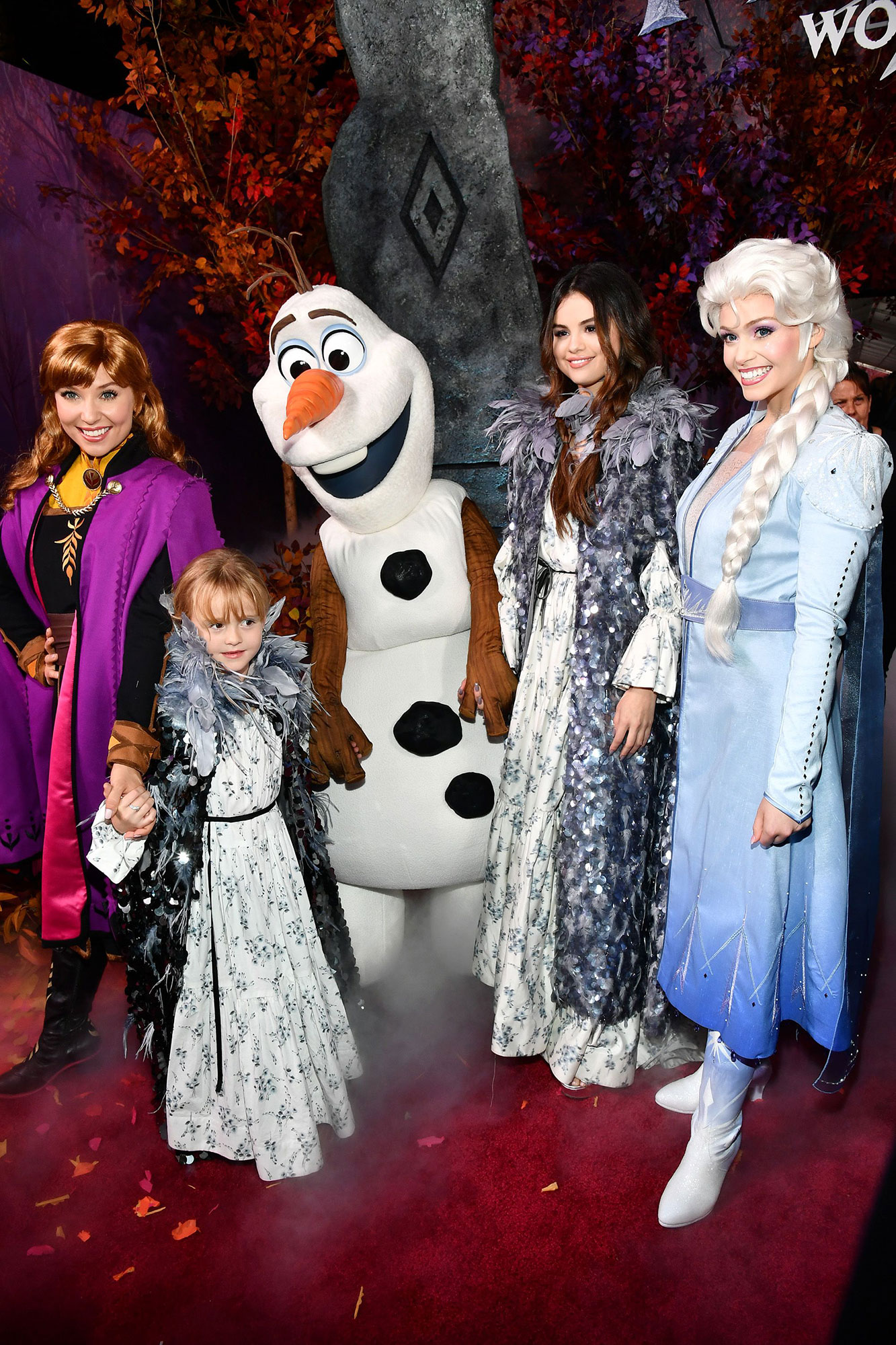 1333px x 2000px - Selena Gomez and Her Sister Gracie Are Twins at 'Frozen 2' Premiere