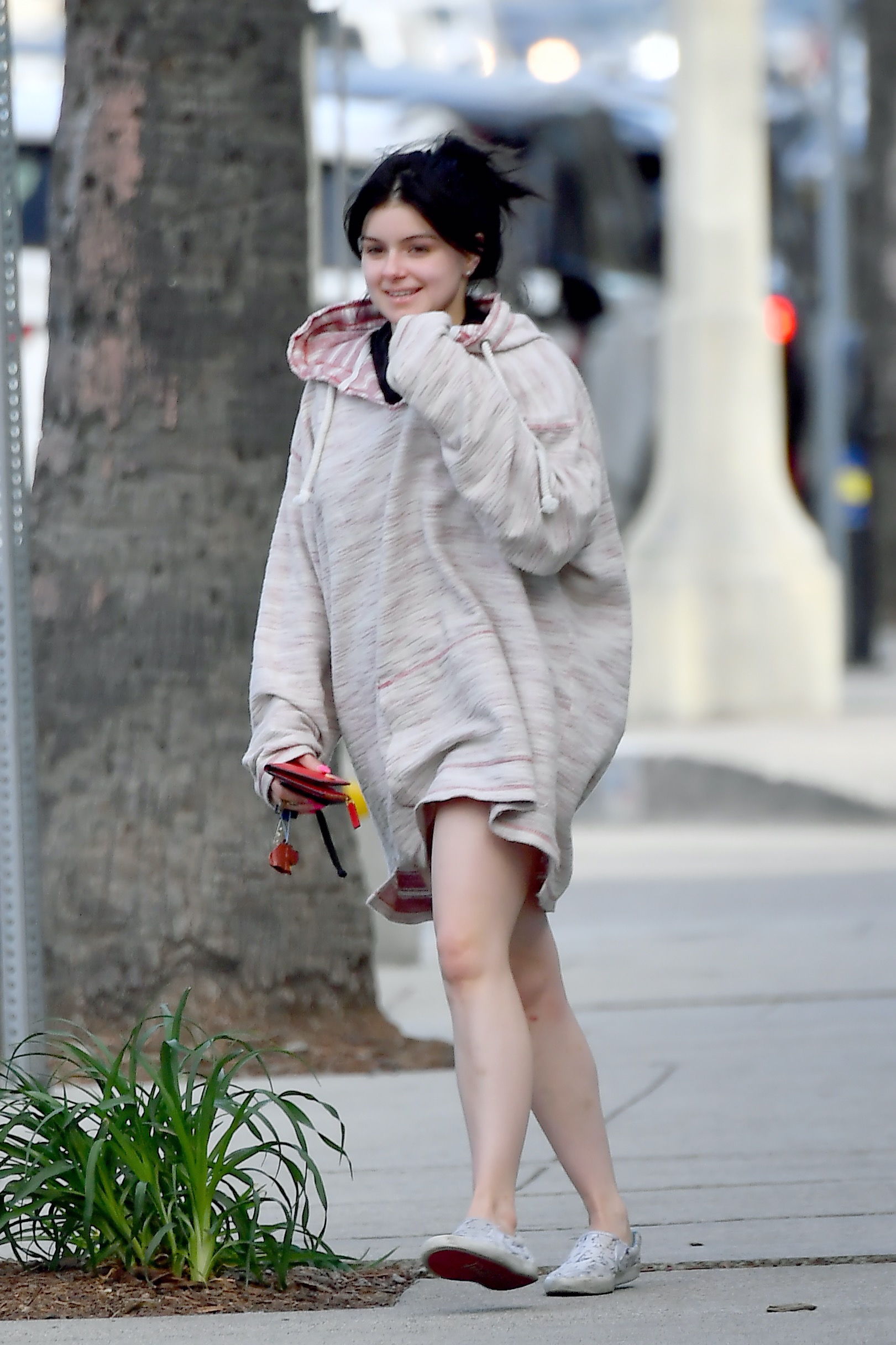 800px x 1200px - Ariel Winter Rocks No Makeup and Oversized Sweatshirt in L.A.: Photos