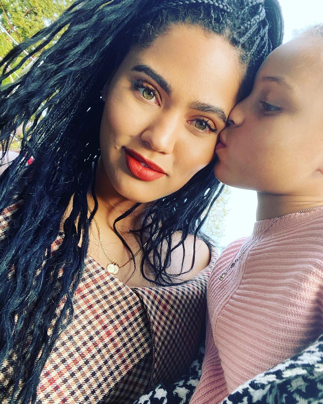 Ayesha Curry and Daughter Riley Kiss