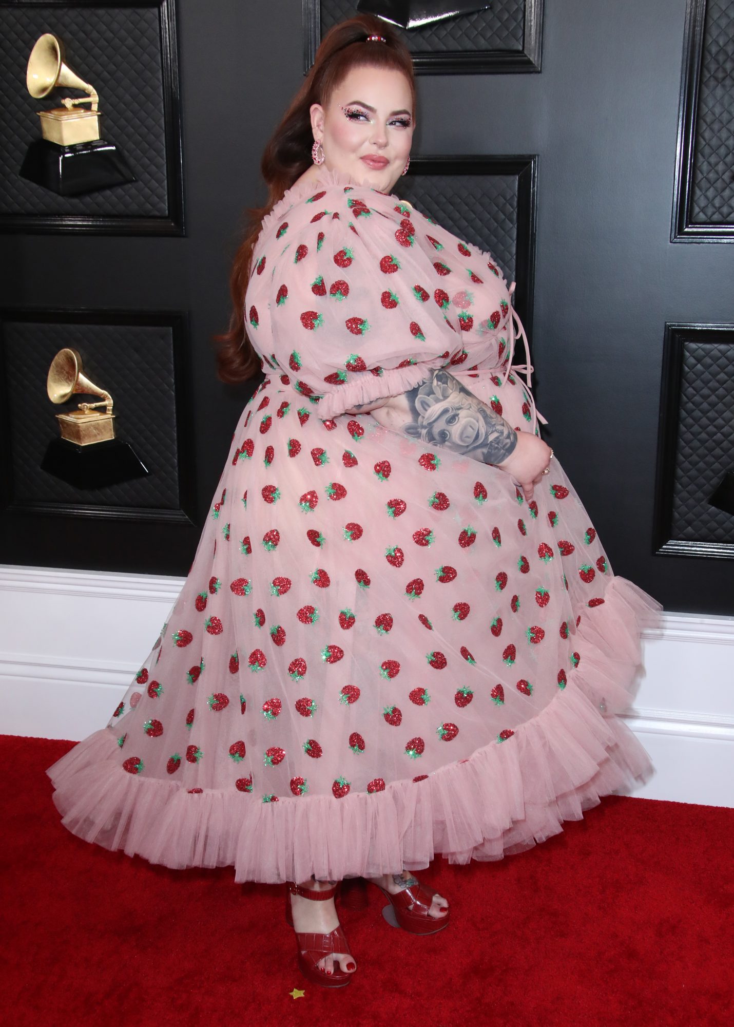 Tess Holliday slams tabloid for fat-shaming her while at Disneyland with  her son