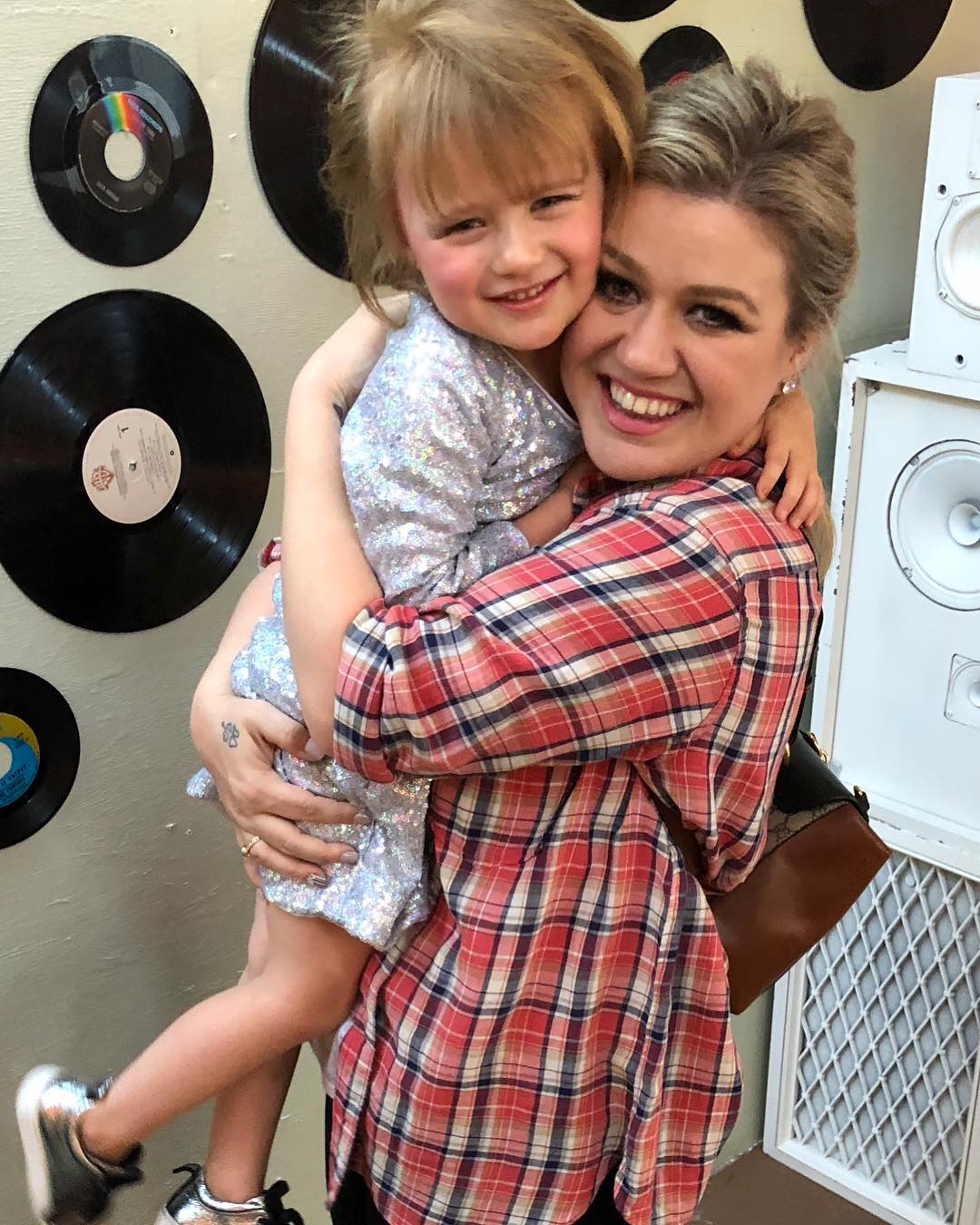 Kelly Clarkson And Daughter River Rose Are Twins In Cute Photos 0372