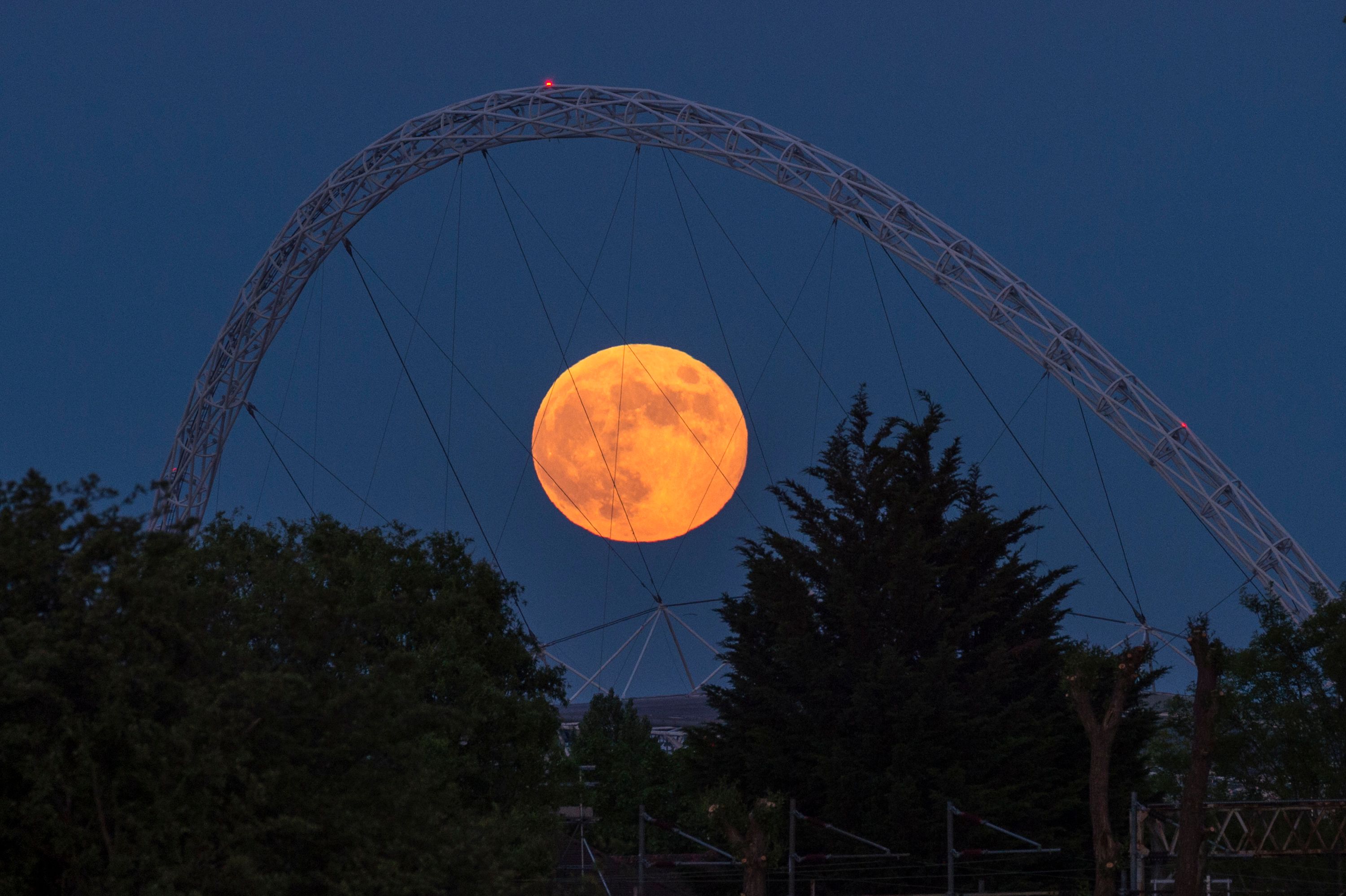 Strawberry Moon Photos Why Is the Moon Pink During Lunar Eclipse