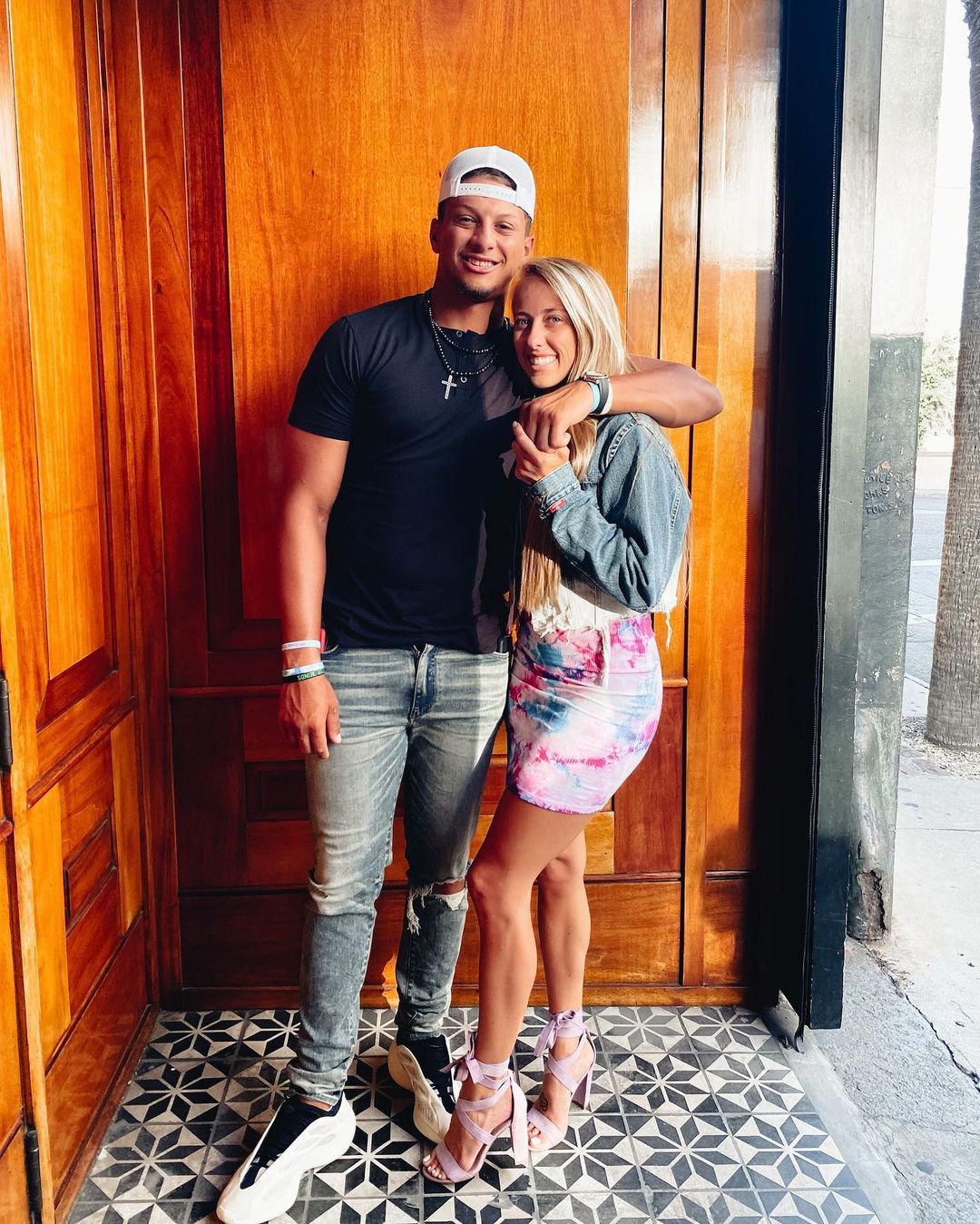 Patrick Mahomes cozies up to Brittany Matthews before Pro Bowl