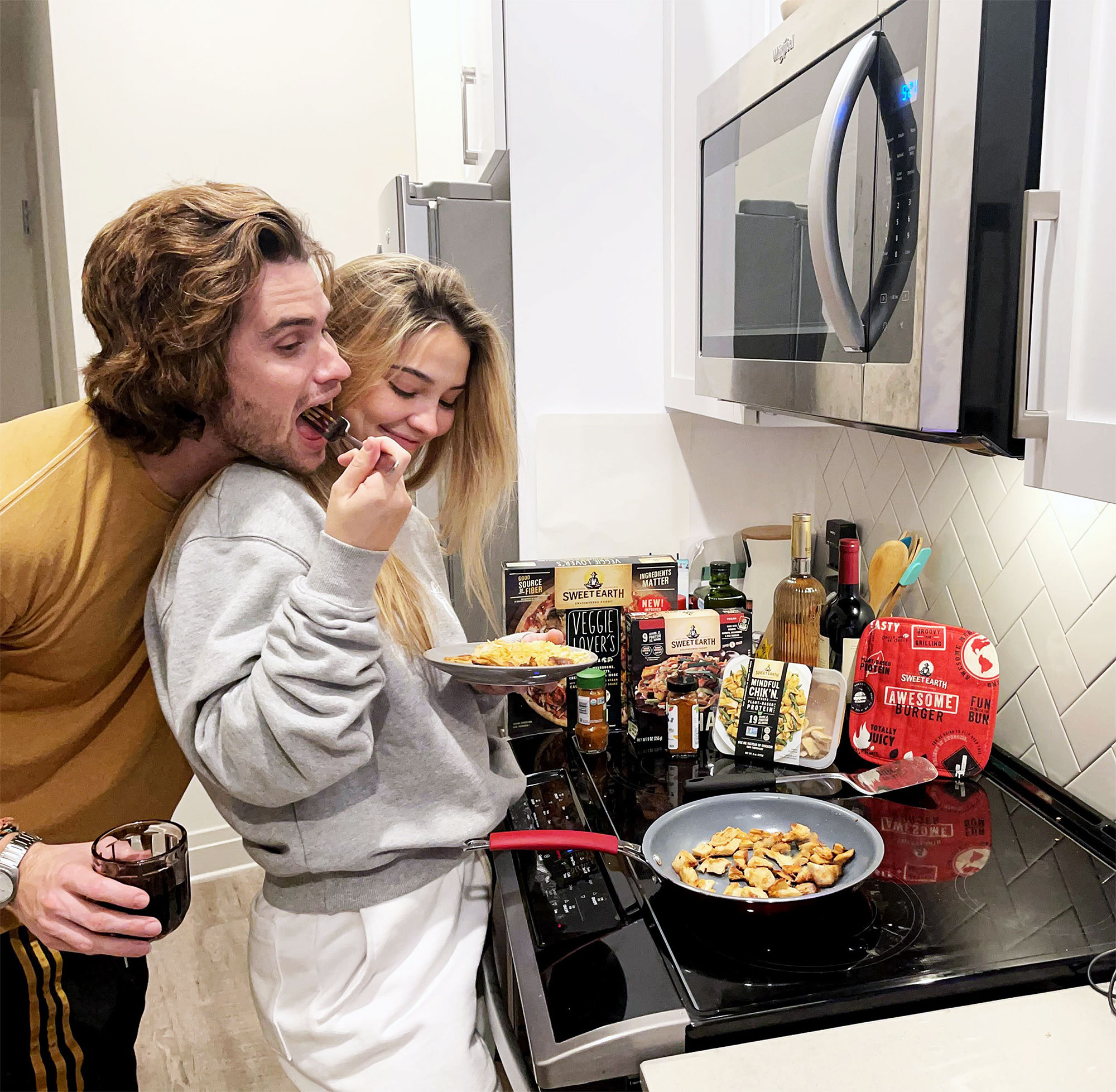 Outer Banks Chase Stokes And Madelyn Clines Pda Photos Life And Style