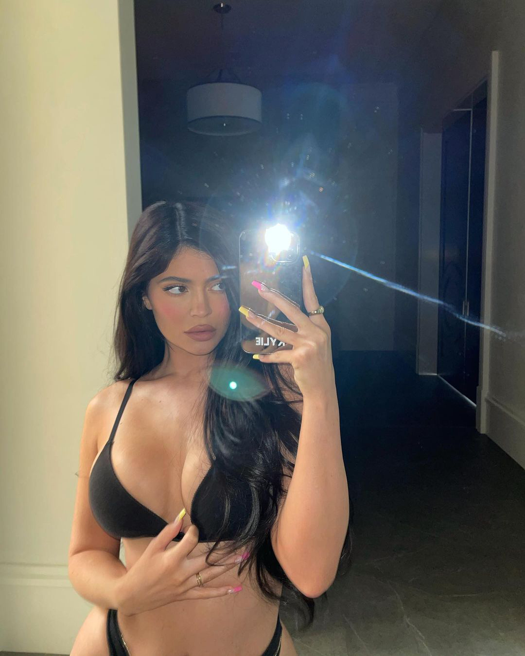 Kylie Jenner Looks Unrecognizable in Makeup-Free Selfie Photo billede