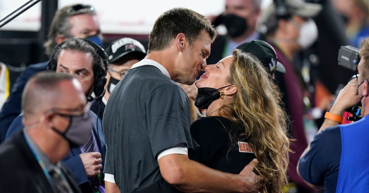 Tom Brady Gisele Bundchen Kissing Photos At Super Bowl Lv 3085