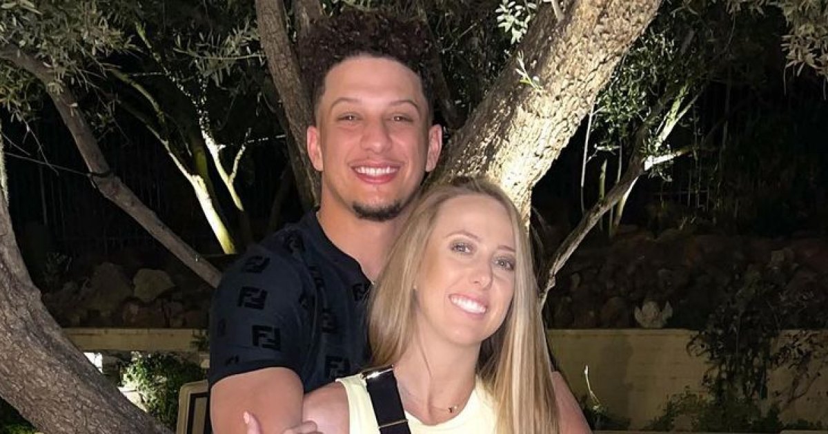 Patrick Mahomes' wife Brittany looks stunning in green outfit for mirror  selfie as Chiefs star prepares for NFL opener