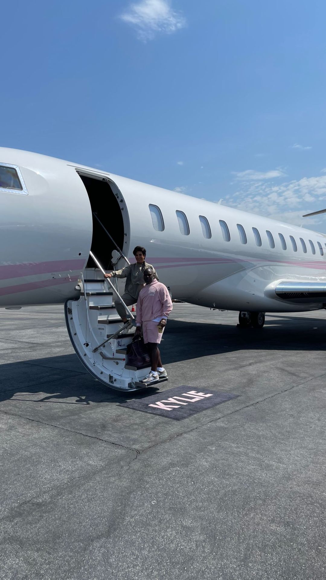 Kylie Jenner Plane Tour ?fit=1000%2C1777
