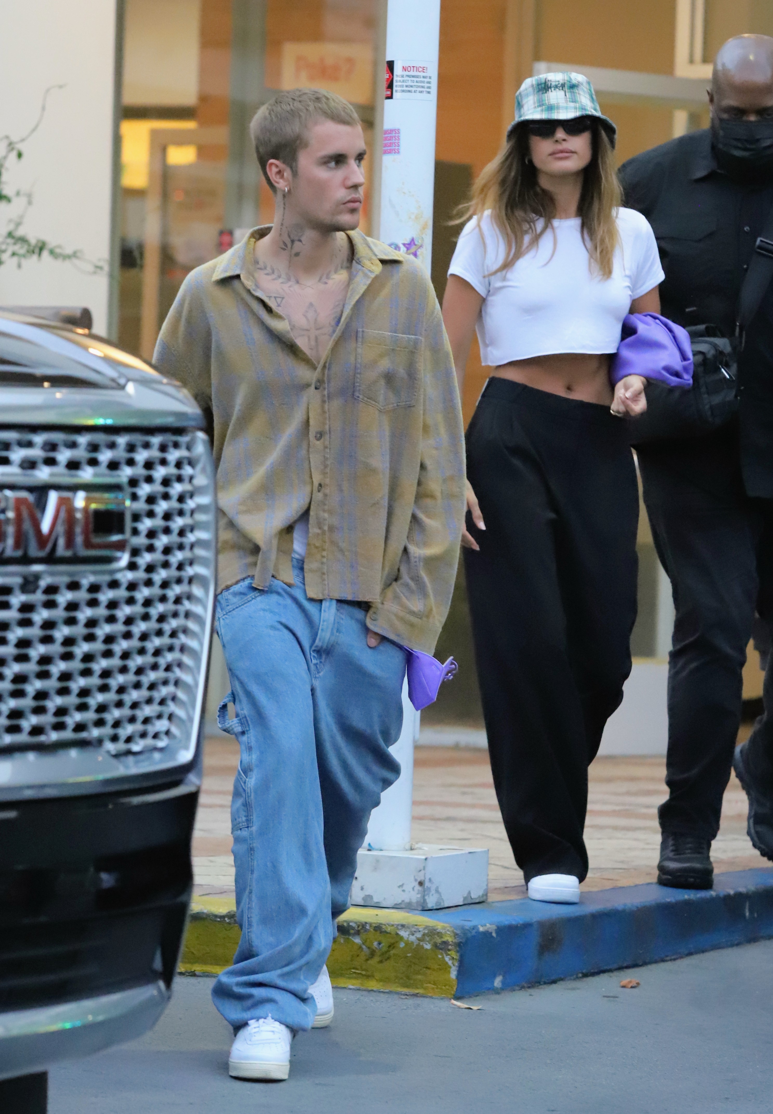 Hailey Bieber Rocks Crop Top With Justin As They Hold Hands On Date –  Hollywood Life