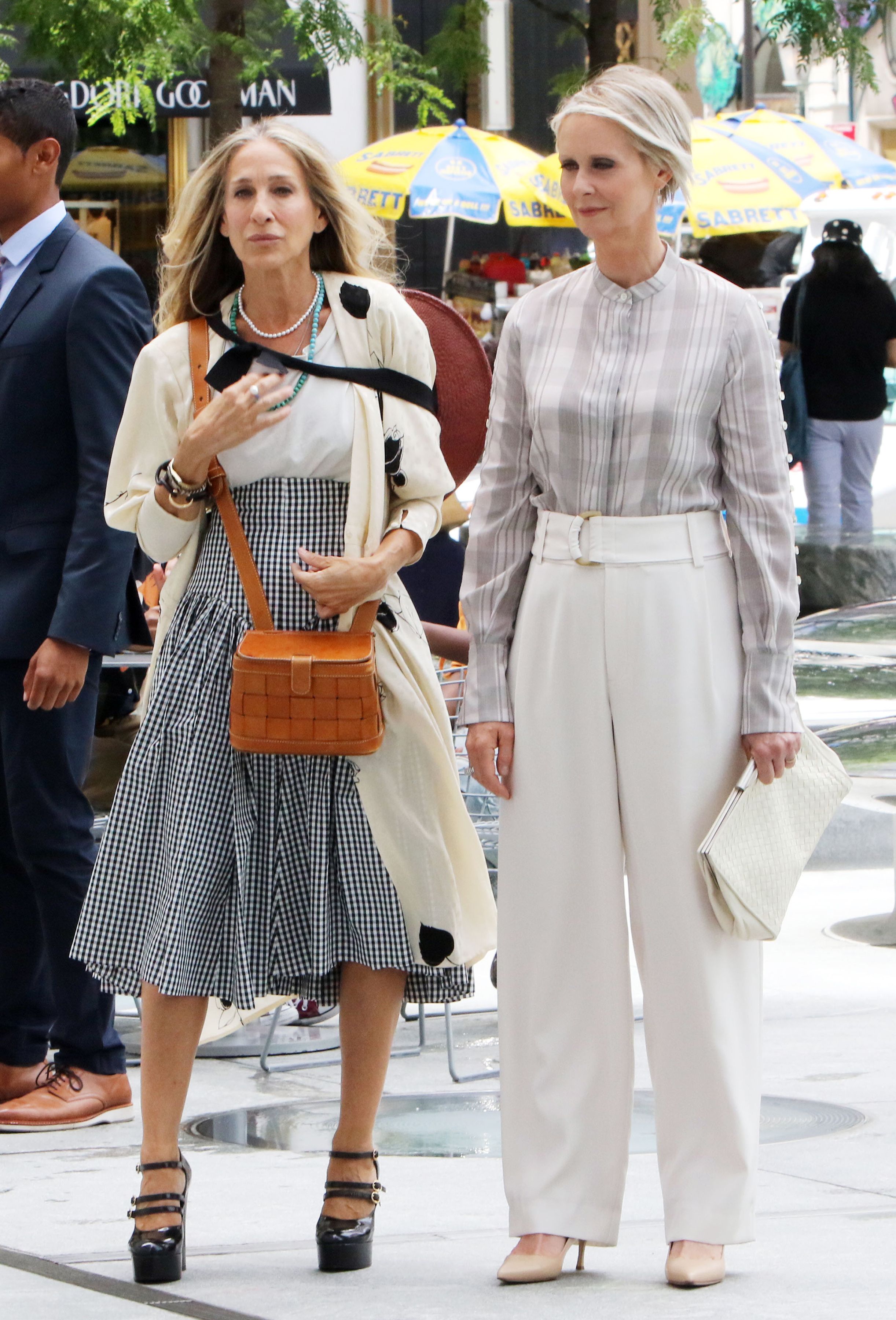 Sarah Jessica Parker Outfits That Emulate Carrie Bradshaw's Fashion –  Footwear News