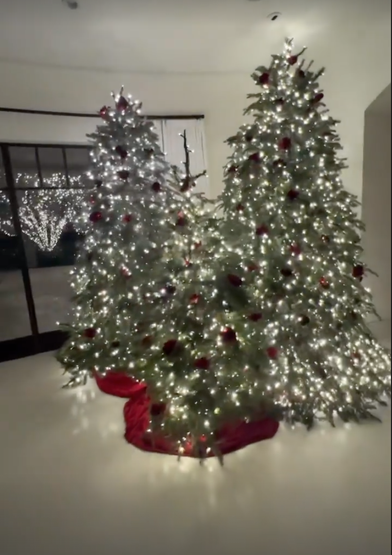 Kourtney Kardashian\'s Christmas Decorations: See 2021 Photos