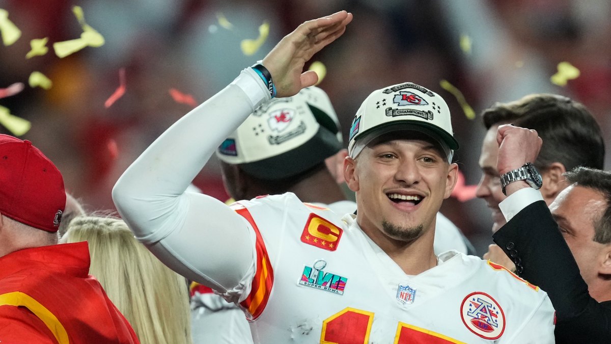 Brittany Matthews backs Chad Henne after fiance Patrick Mahomes in  concussion protocol