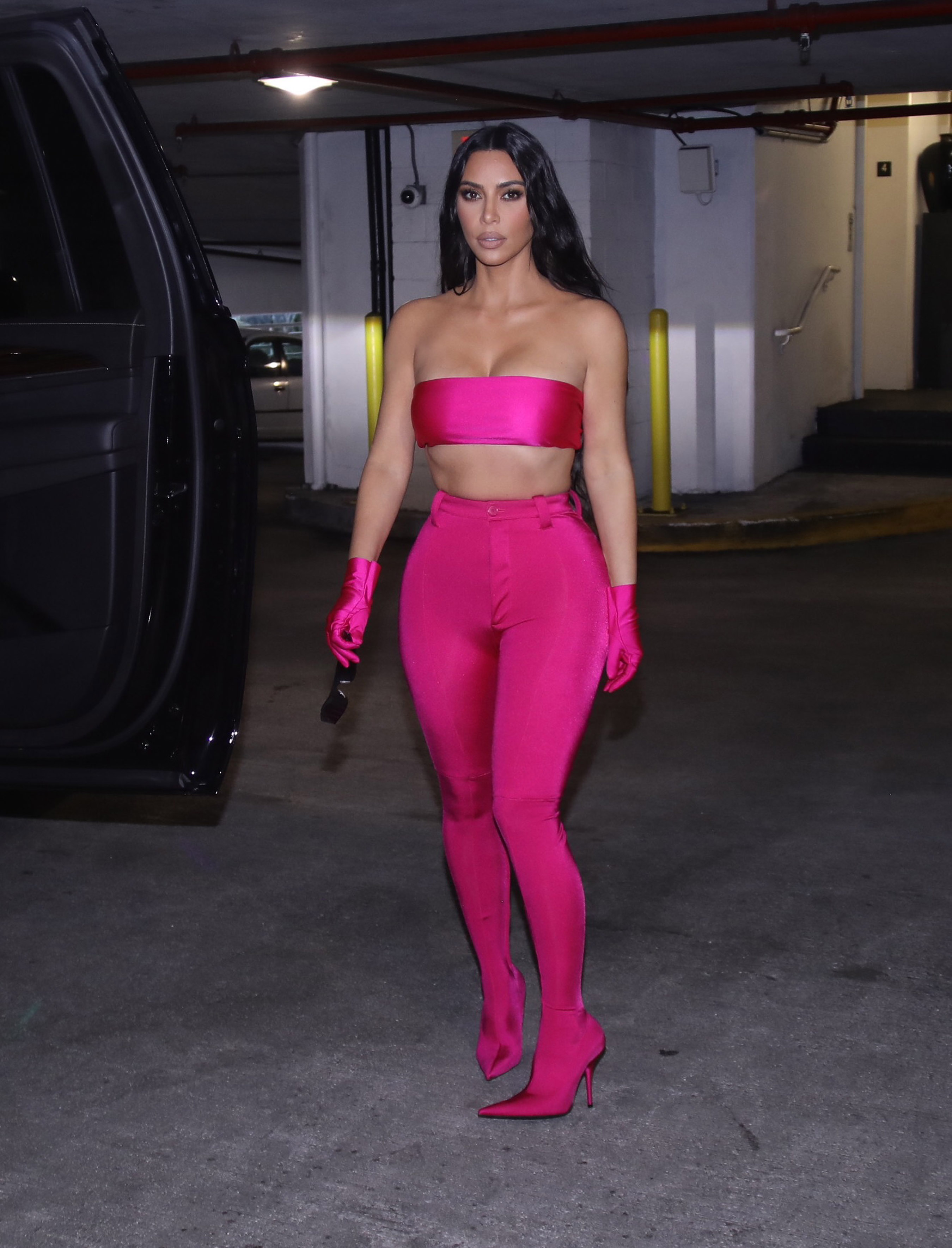 2700px x 3540px - Kim Kardashian Flaunts Abs in Hot Pink in Miami: Photos