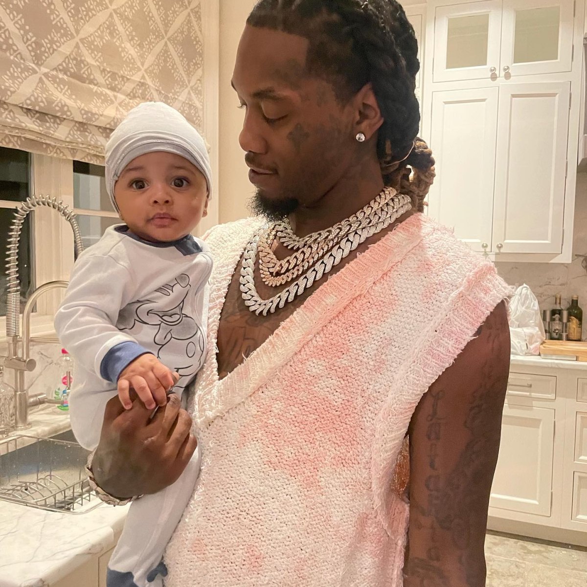 Cardi B shares sweet family photo with Offset and their 2 kids