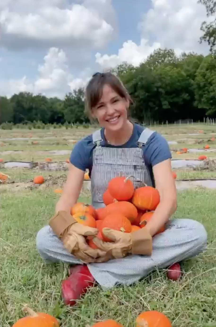 Jennifer Garner Suffers Another Wardrobe Malfunction At Pumpkin Patch – See  The Photos!